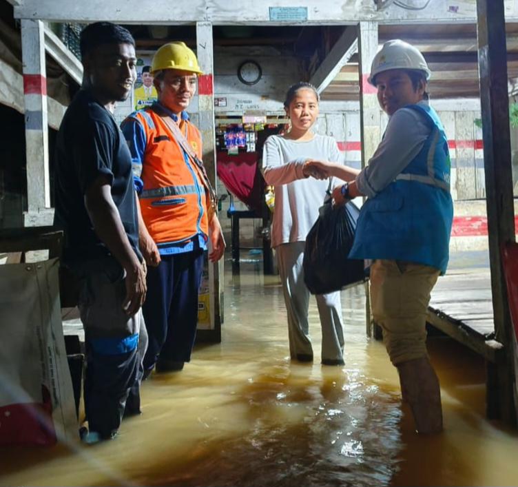 Manager PLN ULP Natal, Muhammad Faiz menyalurkan bantuan sembako ke masyarakat terdampak cuaca ekstrem di Kabupaten Mandailing Natal, Sumatera Utara, Sabtu (23/9).