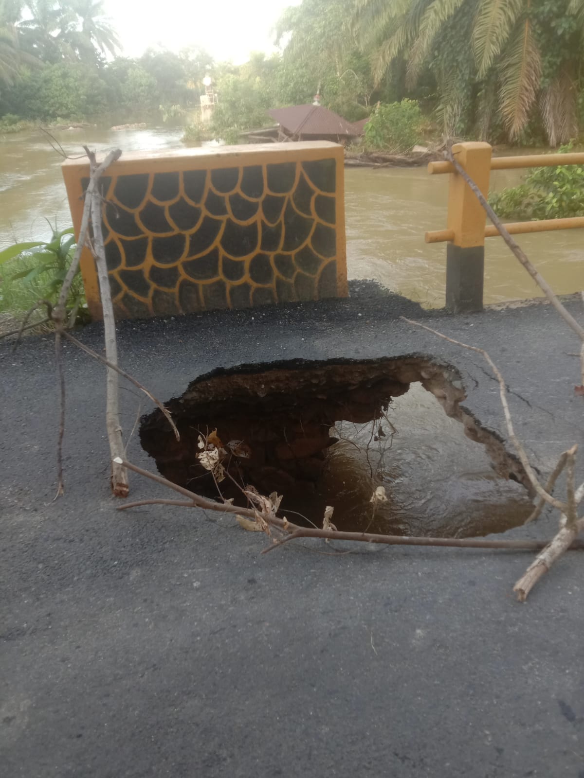 Jembatan Batahan-Sununukan Jebol, Aktivitas Warga Terhenti