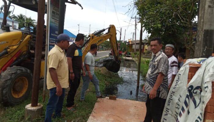 Antisipasi Banjir, Pemkab Batubara Kerahkan Alat Berat Bersihkan Parit