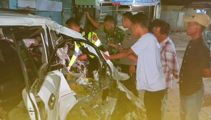 Innova Dan Truk Barang Bertabrakan, Satu Luka Berat