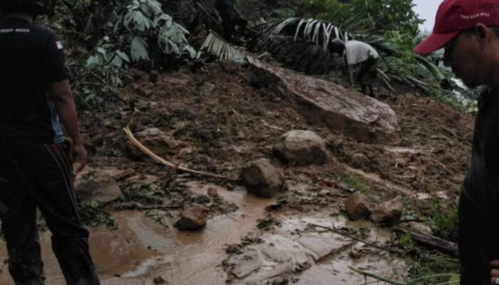 Jalan Utama Lubuk Sidup -Tanjung Gelumpang Tertimbun Longsor