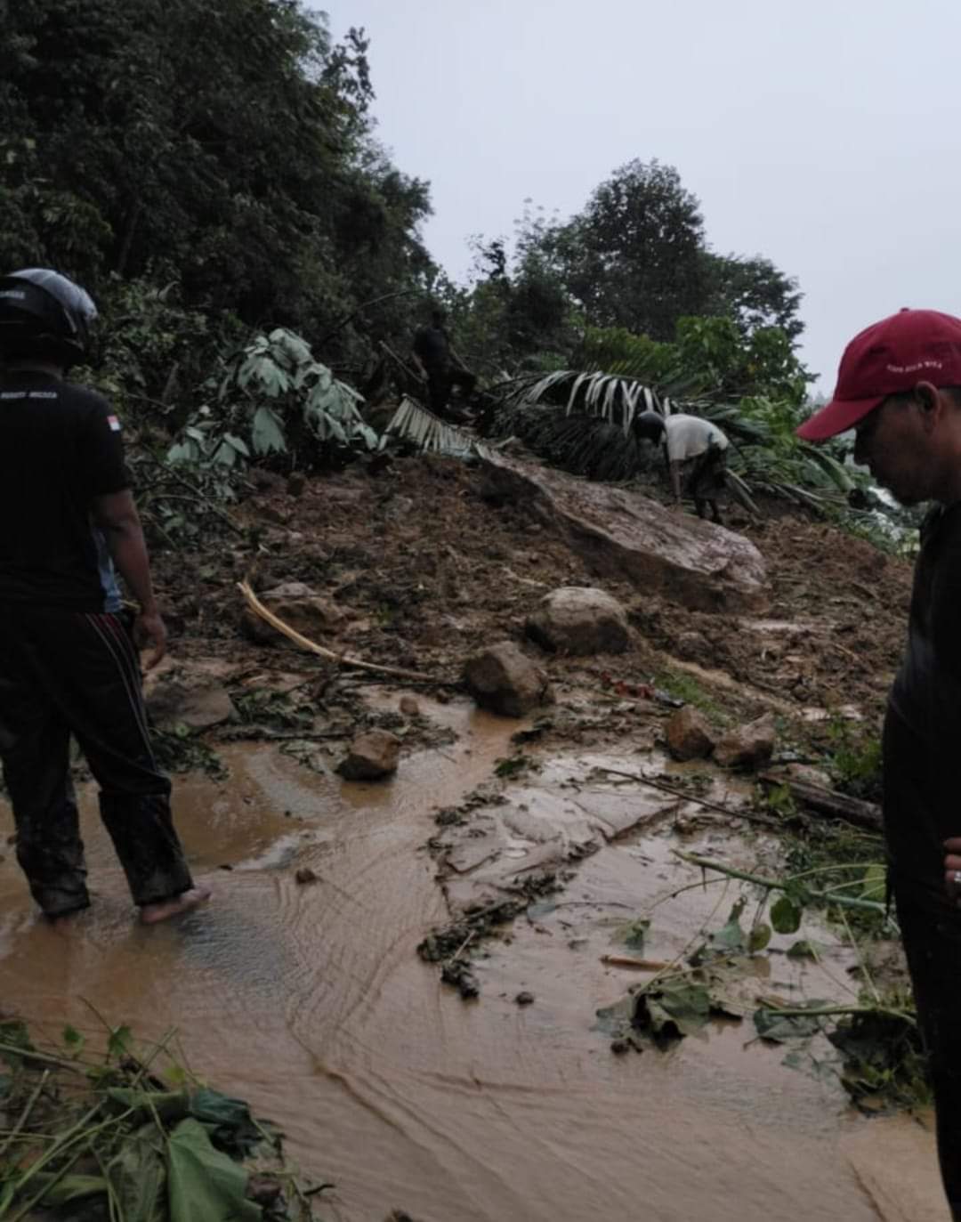 Jalan Utama Lubuk Sidup -Tanjung Gelumpang Tertimbun Longsor