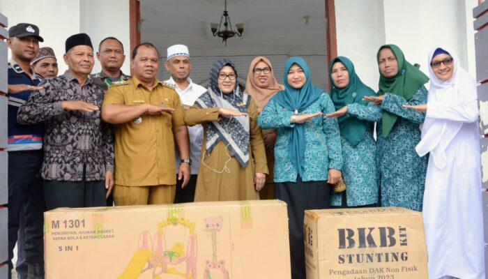 Pj Ketua TP-PKK Aceh Besar Serahkan BKB Kit