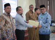 Pj Bupati Aceh Besar Serahkan SK Kenaikan Pangkat Kepada 106 PNS