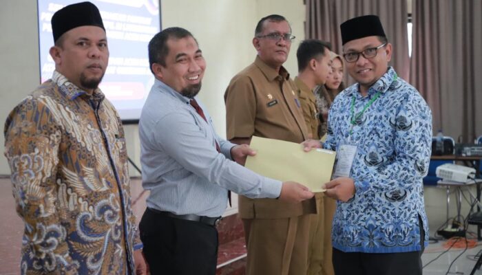 Pj Bupati Aceh Besar Serahkan SK Kenaikan Pangkat Kepada 106 PNS