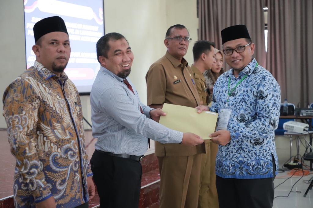 Pj Bupati Aceh Besar Serahkan SK Kenaikan Pangkat Kepada 106 PNS