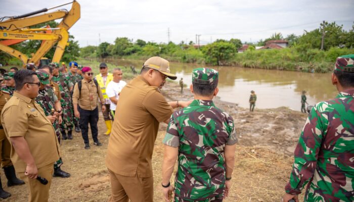 Tinjau Lokasi Gotong Royong, Bobby Nasution Bersama Pangdam I/BB Susuri Sungai Deli