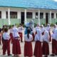 Bu Ari Hartati, Guru Penjaskes melakukan pembelajaran menyenangkan dengan mengajak peserta didik keluar kelas yang dipadukan dengan melatih peserta didik dalam penyelesaian soal yang berkaitan dengan numerasi.