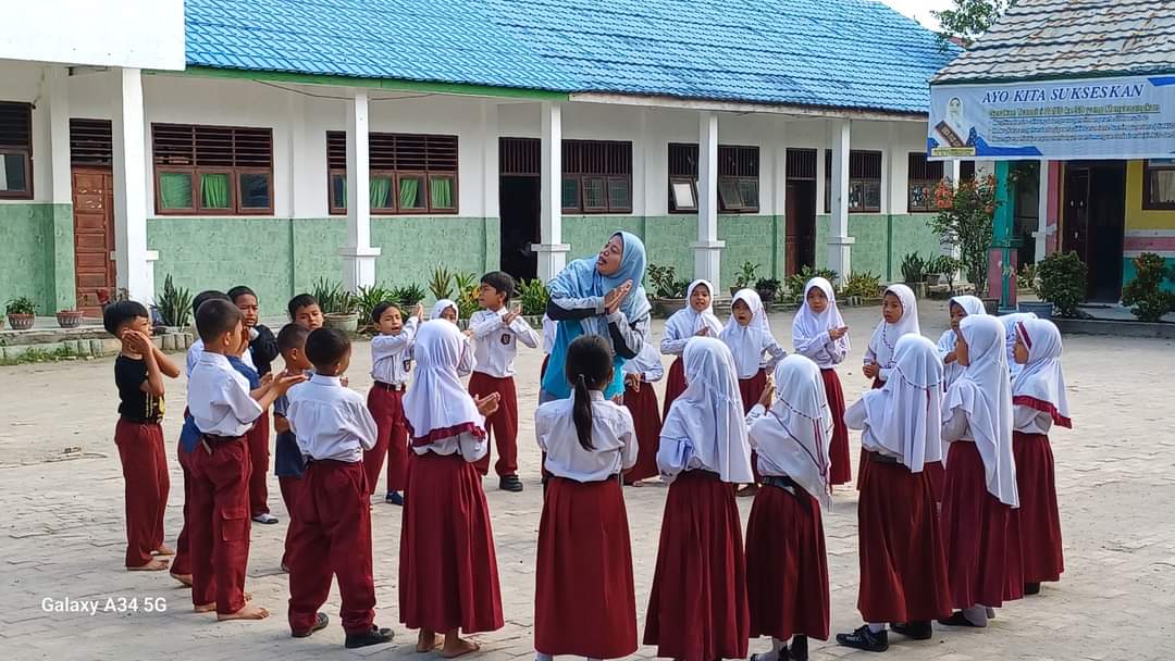 Bu Ari Hartati, Guru Penjaskes melakukan pembelajaran menyenangkan dengan mengajak peserta didik keluar kelas yang dipadukan dengan melatih peserta didik dalam penyelesaian soal yang berkaitan dengan numerasi.