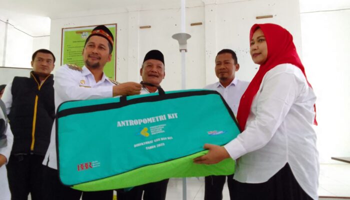 Pj Bupati Serahkan 404 Alat Antropometri Kepada Puskesmas Se-Agara