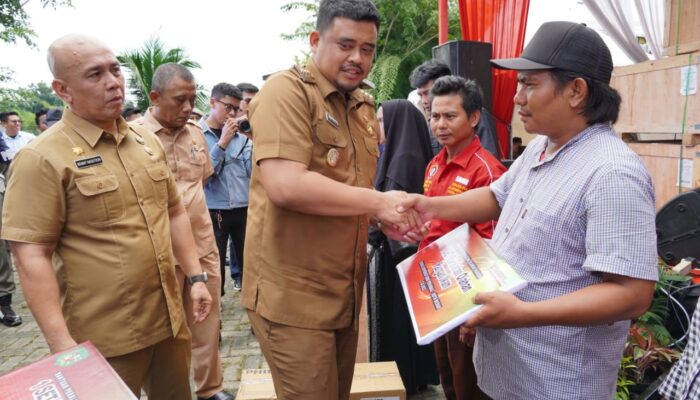 Pameran Dagang Lokal, Bobby Nasution Serahkan Bantuan Untuk Kelompok Usaha Bersama