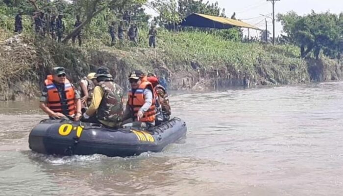 KASAD Dan Wali Kota Medan Bersihkan Sampah Sungai Deli