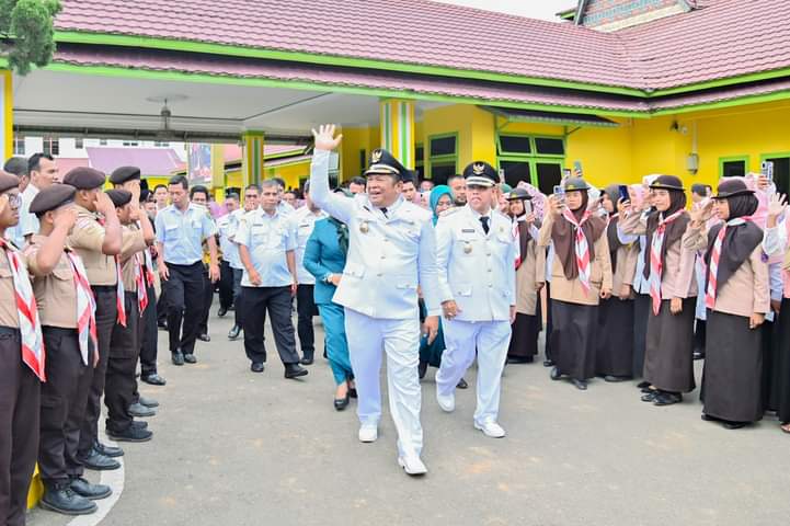 Irsan Dan Arwin Akhiri Jabatan, Dilepas Pegawai, Disambut Warga