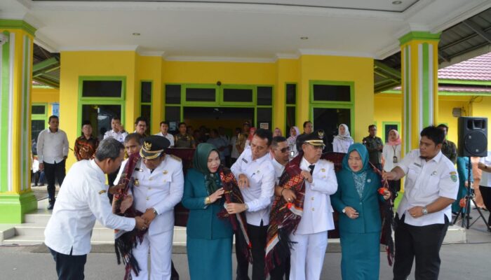 Irsan Dan Arwin Akhiri Jabatan, Dilepas Pegawai, Disambut Warga