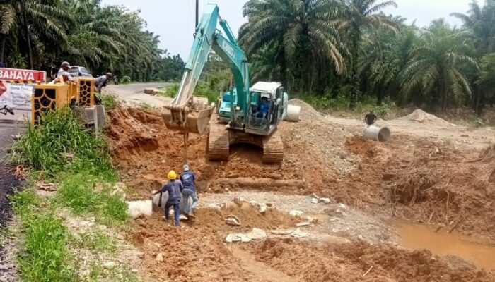 Jembatan Jebol Sinunukan-Batahan Mulai Diperbaiki