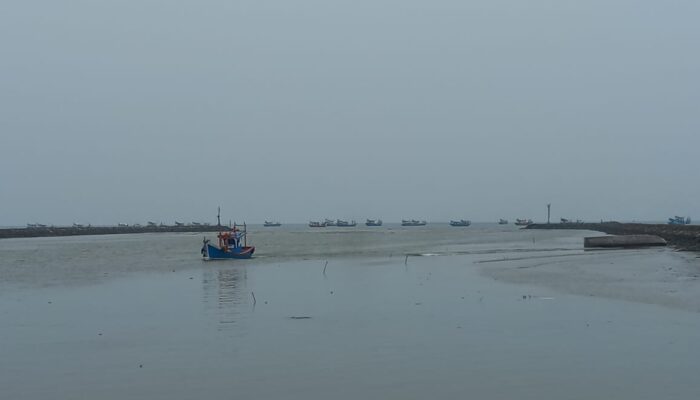 Muara PPN Idi Dangkal, Melaut Tunggu Air Pasang
