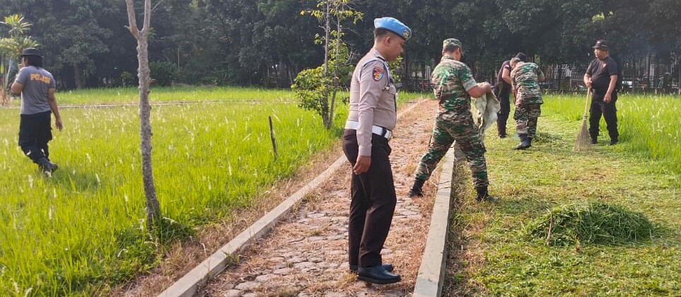 Sambut HUT Ke-78 TNI, Polres P. Siantar Kerja Bakti Di TMP