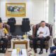 PEMBINA IMI Sumut Musa Rajekshah didampingi Ketua IMI Sumut Harun Mustafa Nasution beserta jajaran pengurus IMI Sumut usai melakukan audiensi dengan Kapolda Sumut di Mapolda Sumut, Jalan Sisingamangaraja Nomor 60, Medan, Jumat (15/9). Waspada/Ist