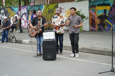 MUSISI jalanan kota Medan untuk berkreasi menghibur para pengunjung yang sedang berolahraga pada acara CAR Free Day (CFD) yang setiap minggu pagi digelar Pemko Medan di seputaran Lapangan Merdeka Medan. Waspada/Ist