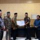 KETUA LPBHNU Kota Medan Faisal Ramadhan Harahap bersama Kankemenag Kota Medan memperlihatkan Nota Kesepahaman Bersama. Waspada/ist