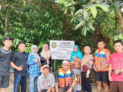 TIM Lembaga Penelitian dan Pengabdian Kepada Masyarakat (LPPM) Universitas Sumatera berfoto pada kegiatan pengabdian dengan judul Pelatihan Ekowisata Ramah Lingkungan Anak di Kampung Kolam Sei Bingei Langkat. Waspada/ist