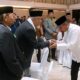 GUBSU Edy Rahmayadi, menyalami Ketua MUI Sumut Maratua Simanjuntak, saat menghadiri Silaturrahmi Ulama, Tokoh, dan Cendikiawan. Waspada/Ist