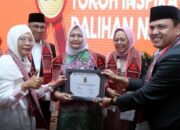 Ny Nawal Lubis Terima Penghargaan Tokoh Inspiratif Dalihan Na Tolu