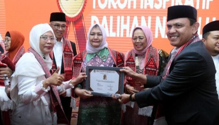 Ny Nawal Lubis Terima Penghargaan Tokoh Inspiratif Dalihan Na Tolu