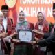 KETUA DPP Formadana Abdul Rahim Siregar (kanan) menyerahkan penghargaan Tokoh Inspiratif kepada Ny Hj Nawal Lubis (tiga kiri) disaksikan Ketua Tim Seleksi Tokoh Inspiratif Dalihan Na Tolu, Ameilia Zuliyanti Siregar (kiri), pada Milad ke-8, yang digelar di Aula H T Rizal Nurdin, rumah dinas Gubsu, Jl Sudirman Medan, Jumat (1/9). Waspada/ist