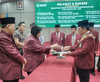 Dr. Supriadi SE, MM, MSi (kanan) saat dilantik sebagai dekan FEB UISU oleh rektor Sabtu (16/9). Waspada/Ist