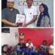 SUASANA penyerahan buku dan diskusi bersama Mas Raden Khalid. Waspada/ist