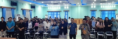 FOTO bersama depan dari kiri Wakil Dekan (WD) 1 Fisipol UMA Dr Nadra Ideyani Vita, M.Si, Kepala Bidang Informasi dan Komunikasi Publik Diskominfo Provsu Harvina Zuhra, STP, MSc, WD 3 Dr Dedi Sahputra, MA, dan Dr Abdul Haris, dengan latar belakang para mahasiswa Fisipol UMA. Waspada/ist.