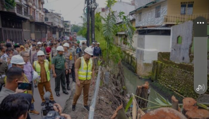 Atasi Banjir di 3 Wilayah, Pemko Medan Lebarkan Parit Emas Jalan Sampali