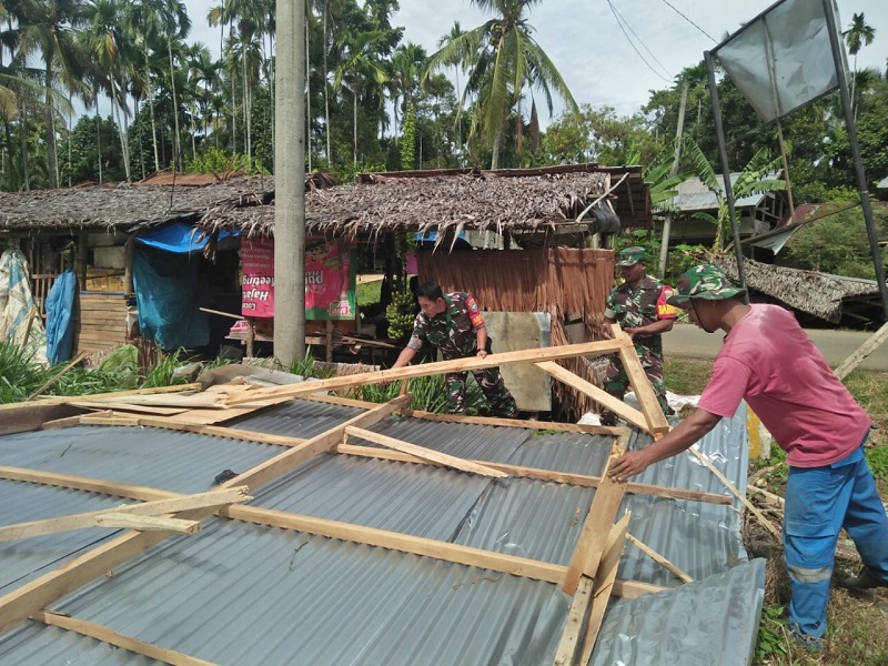 TNI Bantu Tangani Dampak Puting Beliung TNI Bantu Tangani Dampak Puting Beliung