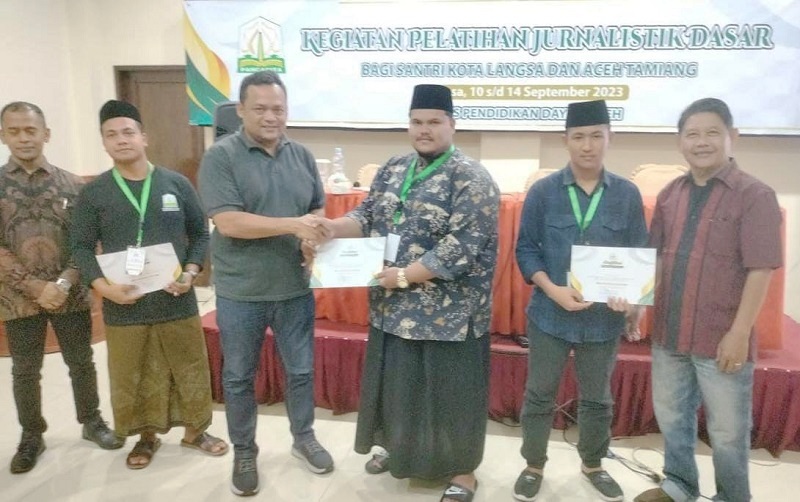 Anggota DPR Aceh Fraksi PAN, Asrizal H Asnawi saat menutup Pelatihan Jurnalistik Dasar Bagi Santri, di Aula Hotel Kartika Langsa, Rabu (14/9). Waspada/Munawar