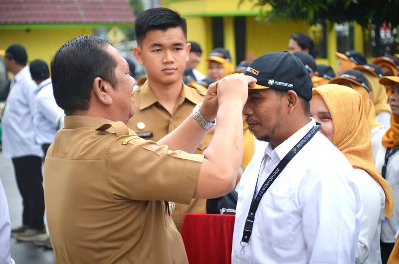 Wali Kota P.Siidmpuan Irsan Efendi Nasution memasangkan topi kepada salah satu petugas pendataan pada Apel PL-KUMKM 2023 di Halaman Kantor Wali Kota, Jl.Sudirman, P.Sidimpuan, Selasa (19/9).Waspada/ist.