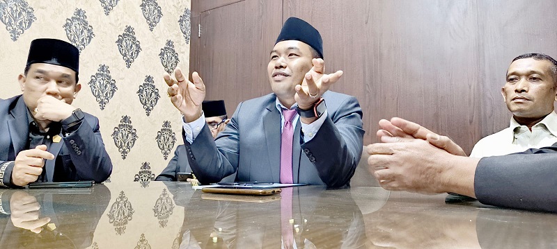 Mahfuddin Ismail Ditinggal Lagi Usai Sidang Pengesahan Anggaran 2023 Mahfuddin Ismail Ditinggal Lagi Usai Sidang Pengesahan Anggaran 2023