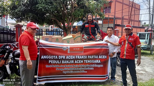 Anggota DPR Aceh Serahkan Bantuan Korban Banjir Di Agara