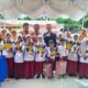 PT BSP Nagan Raya memberikan bantuan beasiswa melalui CSR kepada siswa SD di Simpang Dua, Senin (4/9).(Waspada/Muji Burrahman)