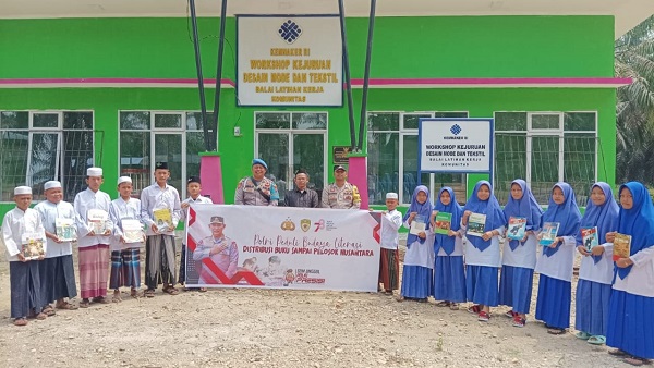 Polsek Sosa serahkan bantuan buku kepada santri di Ponpes Al Mustajabah Desa Hutaraja Lama, Kecamatan Sosa.(Waspada/Idaham Butar Butar/B)