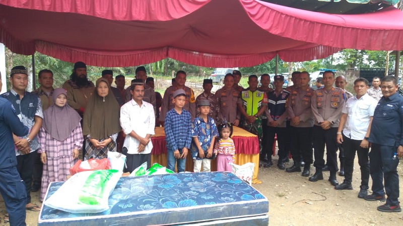 Kapolres Nagan Raya Dan LSM RKCA Serahkan Bantuan Keluarga Mualaf Kapolres Nagan Raya Dan LSM RKCA Serahkan Bantuan Keluarga Mualaf