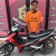 TERSANGKA, T, dan barang bukti sepeda motor yang diduga dia curi. Foto : Waspada/Ist