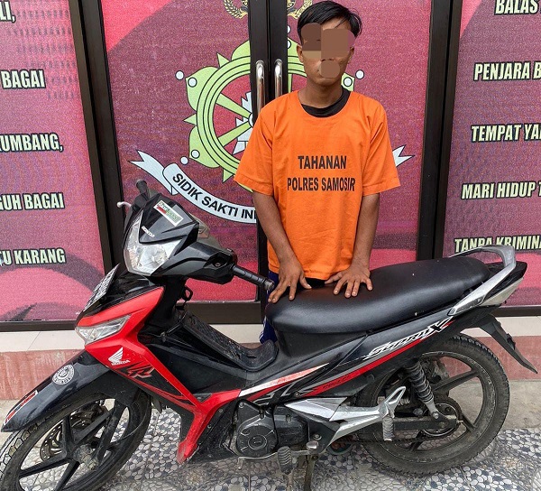 TERSANGKA, T, dan barang bukti sepeda motor yang diduga dia curi. Foto : Waspada/Ist