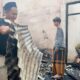 Keluarga korban kebakaran rumah di Gampong Ulee Ceu, Teubeng, Kecamatan Pidie sedang membersihkan puing-puing sisa kebakaran, Senin (4/90. Waspada/Muhammad Riza