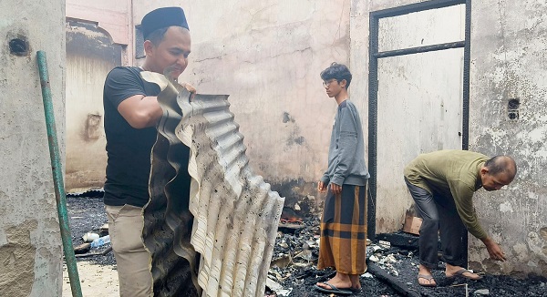 Keluarga korban kebakaran rumah di Gampong Ulee Ceu, Teubeng, Kecamatan Pidie sedang membersihkan puing-puing sisa kebakaran, Senin (4/90. Waspada/Muhammad Riza