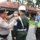 Kapolres Binjai memasangkan pita kepada personel Pom Binjai yang mengikuti Operasi Zebra Toba (Waspada/Ist).