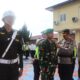Wakapolres Taput, Kompol Jonni Sitompul menyematkan pita kepada petugas saat Gelar Pasukan dalam rangka pelaksanaan Operasi Zebra Toba 2023, di Mapolres setempat, Senin (4/9). Waspada/ist