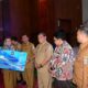 BUPATI Deliserdang H.Ashari Tambunan didampingi Wabup HMA Yusuf Siregar, Sekdakab H.Timur Tumanggor menyerahkan secara simbolis pembayaran Tabungan Hari Tua dari PT. Taspen kepada Dra.Hj.Rabiatul Adawiyah Lubis, MPd, di Convention Hall Pemkab Deliserdang, Senin (4/9).- (Waspada/Khairul K Siregar/B)