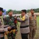 Kapolres Palas AKBP Diari Astetika SIK menyematkan pita operasi Zebra Toba 2023 kepada petugas, di halaman Mapolres Palas. Senin (4/9) (Waspada/Ist)