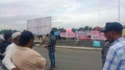 Para tokoh masyarakat, diantara H.M.Yuf Hasan bersama para petani ikut aksi demo menuntut Pj.Bupati Aceh Utara menerima petisi yang berisikan tuntutan seputar penyelesaikan Proyek Bendung Krueng Pase yang terlantar di Aceh Utara, Senin (4/9). Waspada/Zainal Abidin